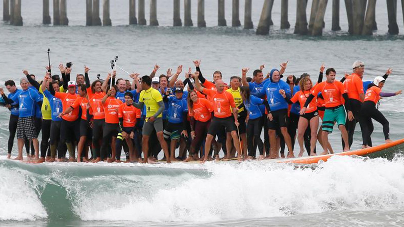 Video 66 people squeeze onto a surfboard to break world record